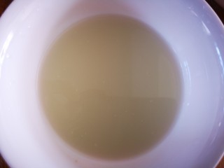 4、美味放心油条,用温水将酵母化开