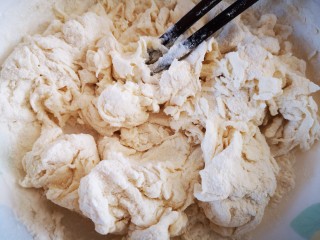 5、美味放心油条,倒入面粉碗中后用筷子搅成絮状