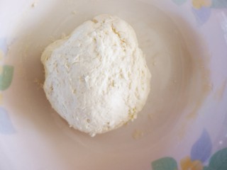 6、美味放心油条,用手揉成面团