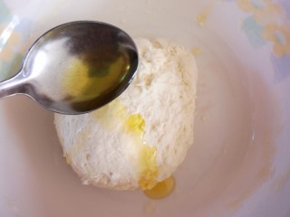 7、美味放心油条,倒入两勺熟植物油(放凉后熟油)