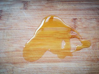 9、美味放心油条,案板上放少许熟植物油