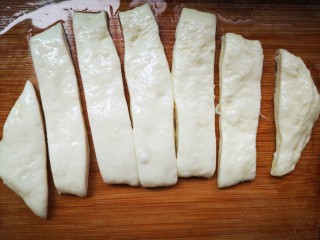 11、美味放心油条,用刀切成小条