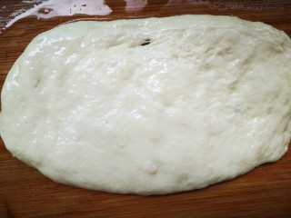 10、美味放心油条,将醒好的面在案板擀成长条形面皮