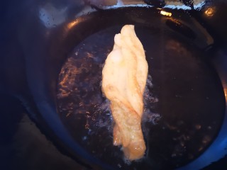 14、美味放心油条,注意翻面