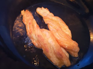 15、美味放心油条,炸至两面金黄