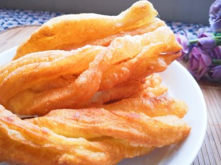 16、美味放心油条,捞出沥干油份后装盘