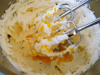 6、曲奇饼干,加入最后一次蛋液打发。