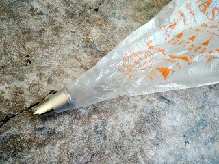 11、曲奇饼干,裱花袋剪小口裱花嘴放进去。