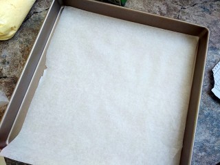 15、曲奇饼干,准备好一个烤盘，铺好油纸。