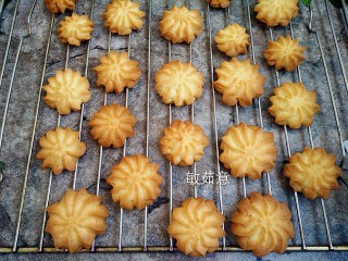 18、曲奇饼干,烤好后取出晾凉。