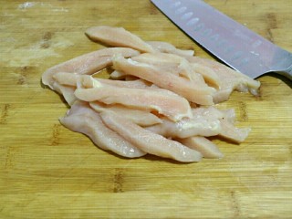 2、海苔味鸡柳(烤箱版),将鸡肉顺着切成粗细相等的条状～