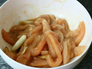 6、海苔味鸡柳(烤箱版),抓匀，多抓一会儿，然后腌制半小时左右～