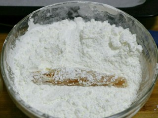 9、海苔味鸡柳(烤箱版),取出鸡柳，放入淀粉中裹匀～