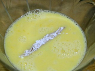 10、海苔味鸡柳(烤箱版),再放入蛋液中滚匀～