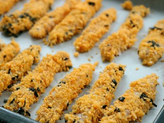 12、海苔味鸡柳(烤箱版),摆在铺好油纸烤盘中～