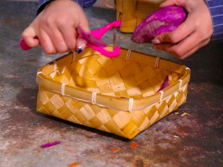 1、紫薯芝士吐司卷,紫薯削皮