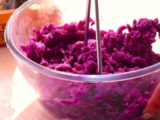 4、紫薯芝士吐司卷,蒸熟的紫薯捣成细腻的紫薯泥