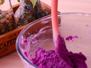 6、紫薯芝士吐司卷,搅拌均匀备用