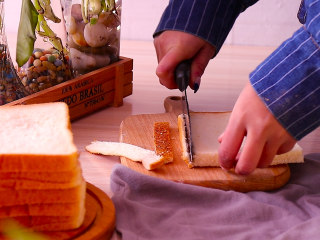 7、紫薯芝士吐司卷,吐司切去吐司边