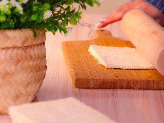 8、紫薯芝士吐司卷,用擀面杖擀紧实