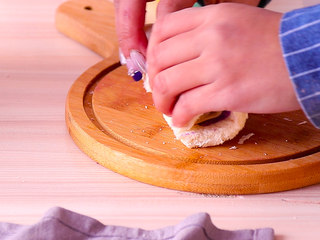 11、紫薯芝士吐司卷,从上往下卷起