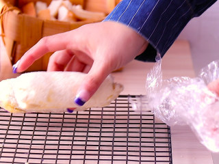 13、紫薯芝士吐司卷,卷紧实的吐司卷不会散开，确保零失败