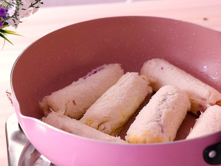 15、紫薯芝士吐司卷,放入吐司卷小火煎至两面金黄