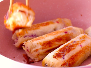 16、紫薯芝士吐司卷,煎至这个程度取出装盘