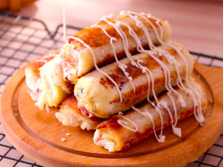 17、紫薯芝士吐司卷,淋上自己喜欢的酱料即可，我使用的是沙拉酱