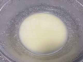 1、火腿肠披萨,盆里倒温水，加入发酵粉、盐和糖混合均匀。