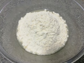 2、火腿肠披萨,加入高筋面粉。