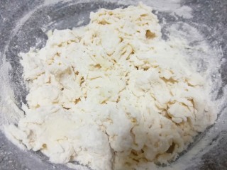 3、火腿肠披萨,用筷子挑拌成絮状。