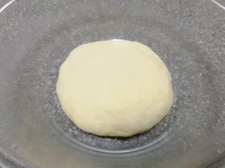 4、火腿肠披萨,揉成光滑的面团，盖上保鲜膜发酵至两倍大。