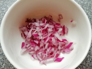 5、火腿肠披萨,洋葱洗干净切成小丁。