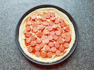 10、火腿肠披萨,铺上一层火腿肠片。