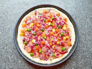 11、火腿肠披萨,放上青豆、玉米粒和胡萝卜，撒上洋葱。