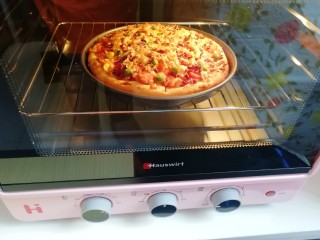 14、火腿肠披萨,披萨马上就要出炉啦！满屋子的香味。