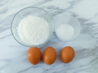 1、蛋黄饼干,准备好材料