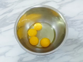 2、蛋黄饼干,把1个全蛋和三个蛋黄打入打蛋盆中