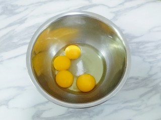 3、蛋黄饼干,白砂糖加入一半