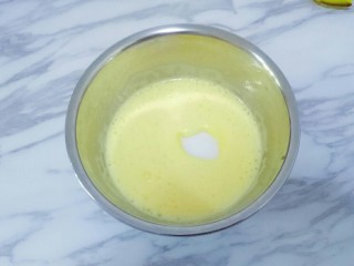 4、蛋黄饼干,打至颜色变浅,加入剩余的白砂糖