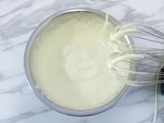 5、蛋黄饼干,打发至颜色变浅,体积膨大且浓稠的状态,提起打蛋器面糊不容易低落,液体低落时纹路不容易消失