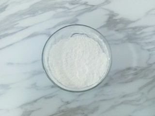 6、蛋黄饼干,低筋面粉过筛备用