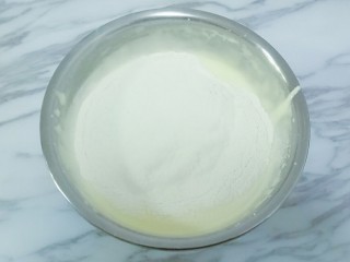 7、蛋黄饼干,筛入过筛好的低筋面粉,用刮刀从底部翻拌的手法混合至无干粉状态,速度快,动作轻