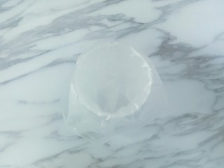 8、蛋黄饼干,取一个杯口大的杯子,将裱花袋套在杯子上