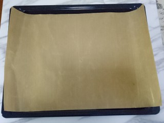 10、蛋黄饼干,烤盘上铺成油纸