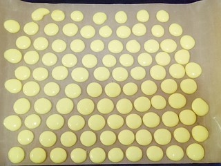 11、蛋黄饼干,将面糊挤在烤盘上,大约成2厘米的圆