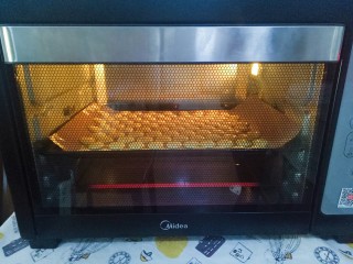12、蛋黄饼干,烤箱预热完成,160度烘烤15分钟(具体时间和温度根据自己烤箱调整)