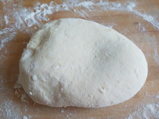 2、宝宝千层肉龙  小披萨,在揉光滑的面团，擀成面皮。