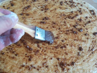 3、宝宝千层肉龙  小披萨,刷上一层肉酱。